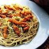 Spaghetti z oliwkowym pesto i chrupiącymi smażonymi pomidorami