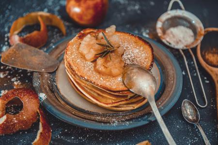 Pancakes z prażonymi jabłkami i cynamonem