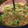Sałatka brokułowa z makaronem i parówkami