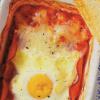Jajka zapiekane z szynką i pomidorami