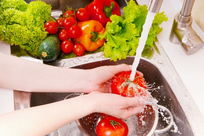 Warzywa i owoce - myj je starannie, bo nabawisz się choroby!